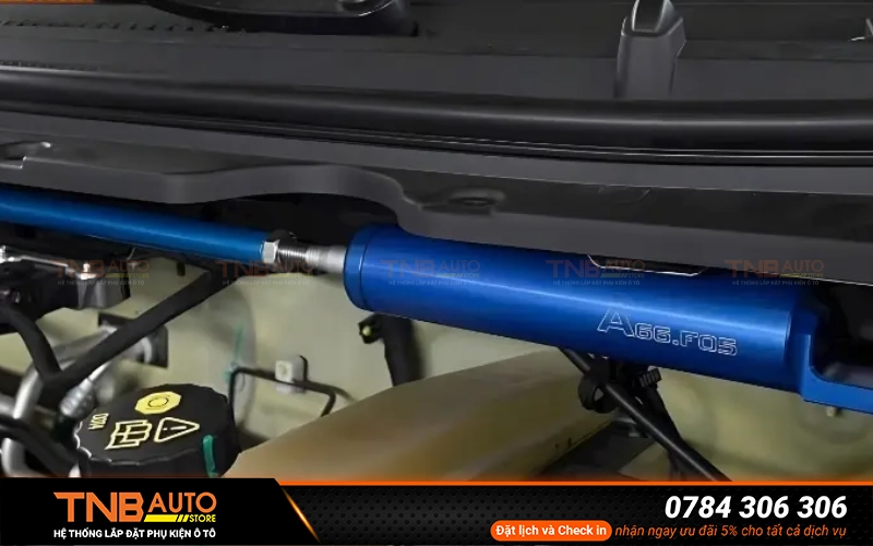 Việc lắp thanh giằng giảm chấn cho VinFast Limo Green tại TNB Auto được thực hiện theo quy trình chuẩn đảm bảo an toàn tuyệt đối, giữ nguyên kết cấu zin