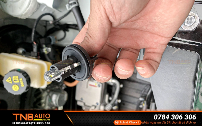 Thay bóng led VinFast EC Van tăng sáng, chuẩn zin 13 Sử dụng bóng LED plug & play, cắm giắc trực tiếp theo EC Van giúp giữ nguyên hệ thống điện nguyên bản và dễ dàng hoàn trả về zin khi cần