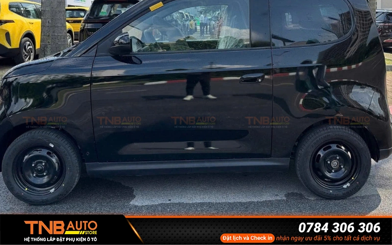 VinFast Minio Green được trang bị mâm thép 13 inch kèm ốp nhựa đen bóng đơn giản nên vẻ ngoài xe chưa thật sự nổi bật và thiếu sự mạnh mẽ