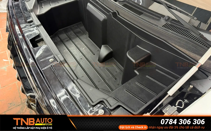 Cốp trước nhựa thường được sản xuất từ các vật liệu như ABS hoặc PP nguyên sinh, nhựa tái chế 