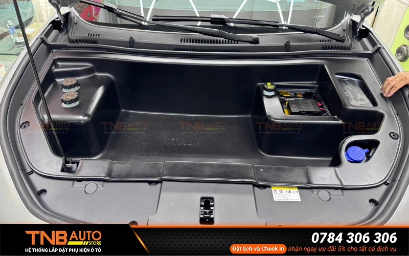 Composite có kết cấu gia cường sợi thủy tinh nên rất cứng, chịu lực tốt, ít bị biến dạng