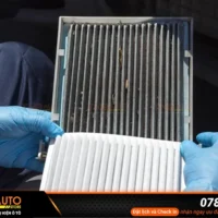 Theo khuyến cáo chủ xe nên vệ sinh lọc gió điều hòa định kỳ mỗi 5.000 – 10.000 km và thay mới lọc gió sau mỗi 20.000 – 30.000 km