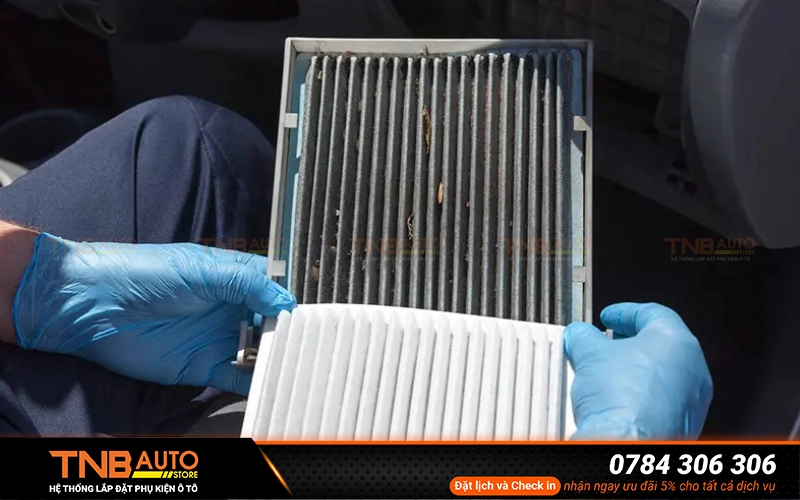 Bao lâu nên thay lọc gió điều hòa ô tô? Giải đáp chi tiết 8 Theo khuyến cáo chủ xe nên vệ sinh lọc gió điều hòa định kỳ mỗi 5.000 – 10.000 km và thay mới lọc gió sau mỗi 20.000 – 30.000 km
