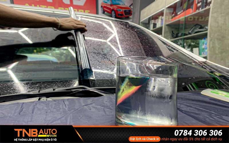 Hiệu ứng quang học ánh sáng đỏ của phim cách nhiệt 3M Crystalline BLK