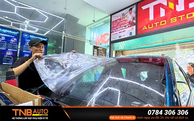 Quy trình dán phim chống nóng BYD Atto 3 đúng chuẩn kỹ thuật tại TNB Auto
