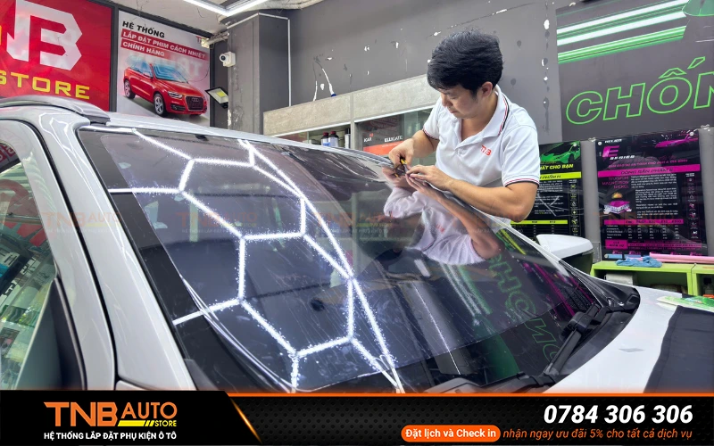 Dán phim cách nhiệt Isuzu mu-X nên chọn gói nào giá tốt 2 Việc lựa chọn đúng gói phim cách nhiệt Isuzu mu-X sẽ giúp tối ưu khả năng chống nóng, bảo vệ nội thất và nâng cao trải nghiệm lái xe theo từng thói quen sử dụng