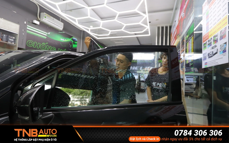 Phim cách nhiệt có khả năng cản từ 40–70% tổng năng lượng mặt trời giúp hạ nhiệt độ trong xe từ 5–10 độ C