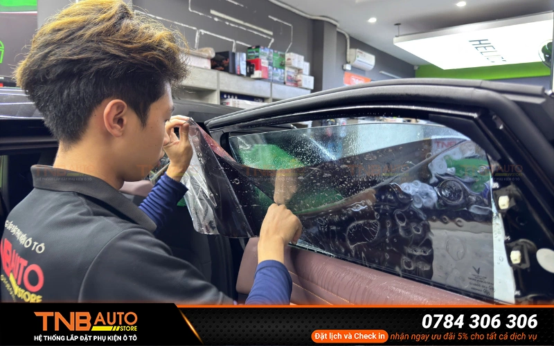 Dán phim chống nóng cho Mitsubishi Destinator giúp giảm nhiệt khoang cabin, chống tia UV gây hại, bảo vệ da và nội thất xe 