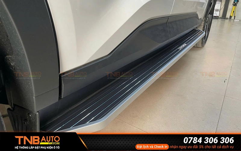 Bệ bước chân xe Mitsubishi Destinator lên xuống xe dễ dàng hơn