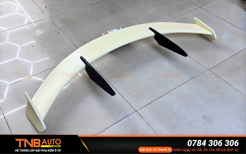 Việc lắp đặt đuôi gió cho VinFast VF7 không yêu cầu bất kỳ thao tác khoan cắt nào trên đuôi xe