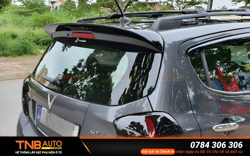 Lắp thêm đuôi gió là một trong phụ kiện phổ biến để tăng tính thẩm mỹ, thể thao và khí động học cho xe ô tô không có trang bị sẵn