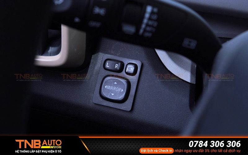 Gương chỉnh điện Huvi được tích hợp nút điều khiển đặt trong cabin