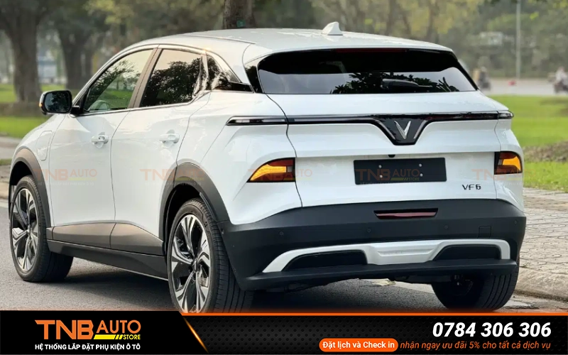 VinFast VF6S đời cũ được trang bị sẵn dải LED cánh chim nhưng chưa kết nối nguồn nên không thể phát sáng