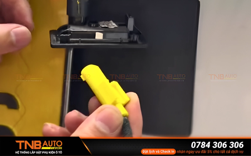 TNB Auto sử dụng giắc nối chuyên dụng để lấy nguồn điện cho hệ thống đèn lea cánh chim uyệt đối không cắt chích dây, giữ nguyên hiện trạng hệ thống điện
