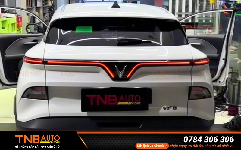 Kích hoạt LED cánh chim VinFast VF6 là quá trình kết nối nguồn điện để hệ thống LED cánh chim phía trước xe hoạt động