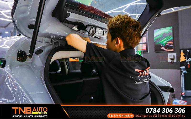 Lắp camera hành trình Vinfast VF7 chính hãng | Ưu đãi 16 Quy trình lắp đặt camera hành trình VF7 chuẩn kỹ thuật tại TNB Auto