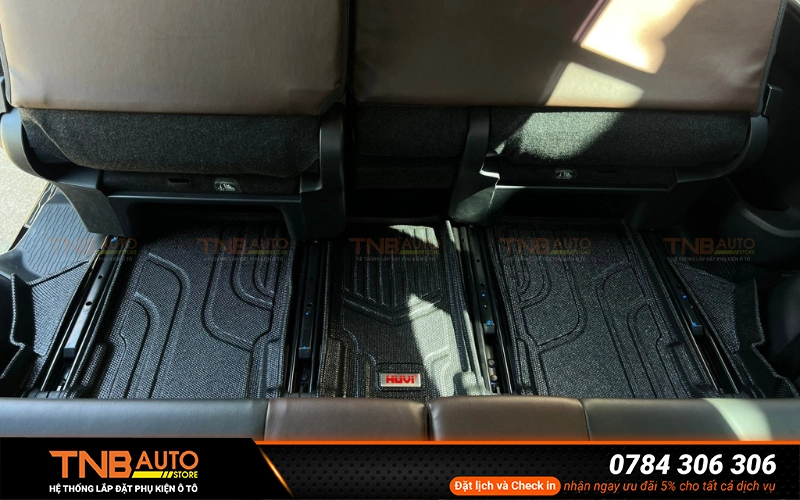 Lót sàn thiết kế theo kích thước form xe giúp tạo lớp ngăn cách hoàn toàn bảo vệ sàn zin nguyên bản