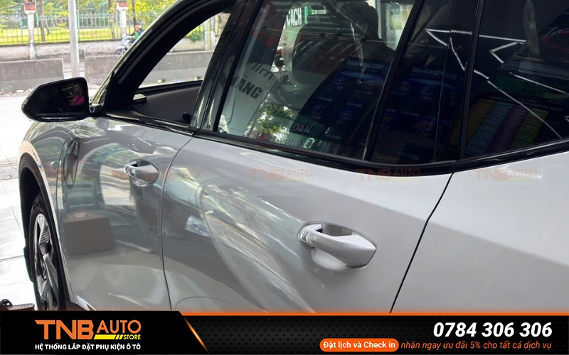 Mặt gương chiếu hậu zin trên VinFast Limo có kích thước khá nhỏ và không được trang bị lớp chống chói