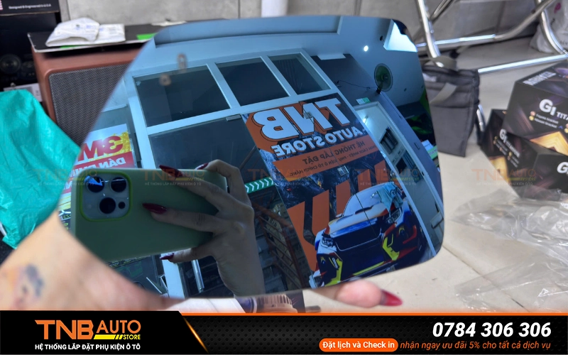 Mặt gương chiếu hậu VinFast Limo Green giúp mở rộng góc quan sát cùng lớp chống chói hiện đại giúp tài xế quan sát rõ ràng, an toàn và thoải mái hơn trong mọi điều kiện ánh sáng