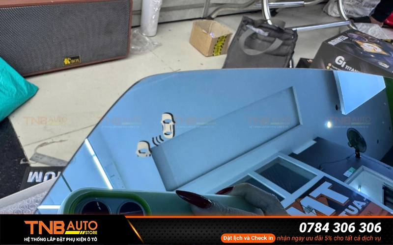 Mặt gương chiếu hậu Limo Green hỗ trợ lái an toàn với nhiều chức năng như sấy gương, cảnh báo điểm mù (tùy phiên bản)