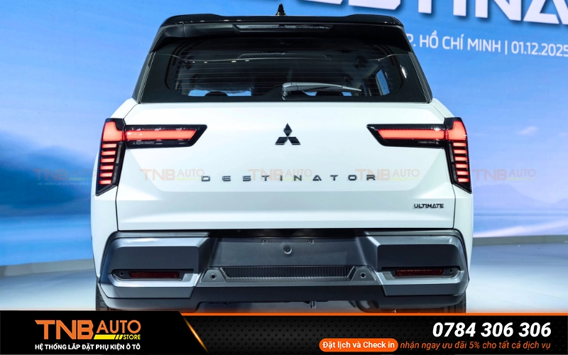 Xi nhan nguyên bản trên Mitsubishi Destinator khá nhỏ khiến việc quan sát tín hiệu rẽ trở nên khó khăn đặc biệt là trong điều kiện giao thông đông đúc