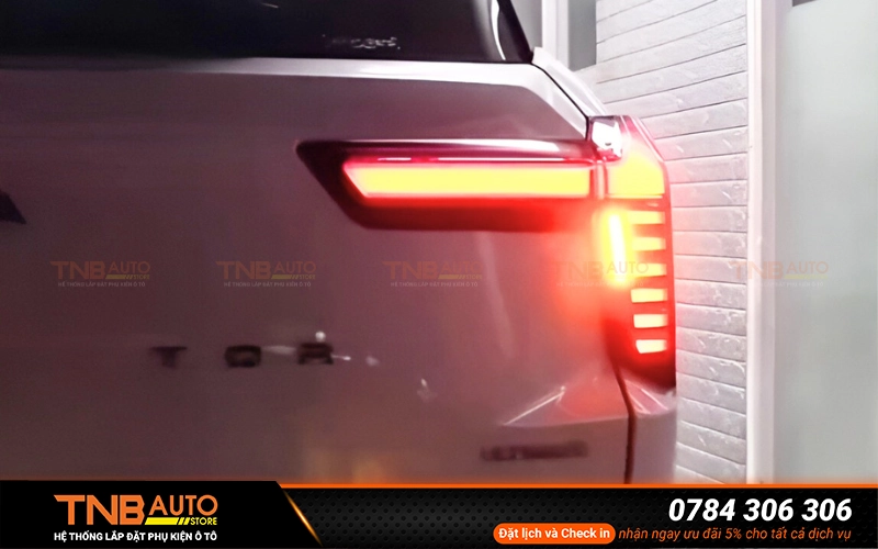 Nâng xi nhan Mitsubishi Destinator là phương án cải thiện tín hiệu báo rẽ của xe bằng cách mở rộng hệ thống đèn xi nhan