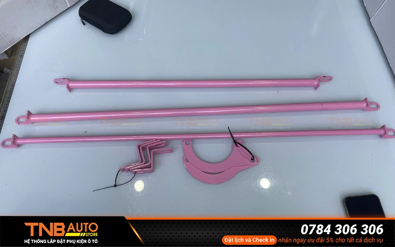 Thanh giằng VinFast VF3 đóng vai trò liên kết các điểm chịu lực quan trọng, từ đó giúp xe vận hành ổn định và chắc chắn hơn