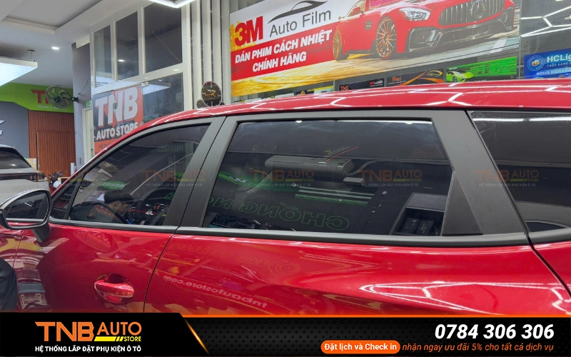 Dán phim cách nhiệt có độ tối màu phù hợp sẽ hạn chế tầm nhìn từ bên ngoài vào trong xe Omoda C5 đặc biệt là ở hàng ghế sau