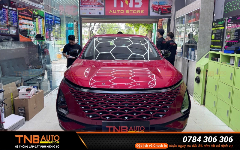 Dán phim cách nhiệt cho xe Omoda C5 là phụ kiện cần thiết khi di chuyển trong thời tiết nắng nóng tại Việt Nam