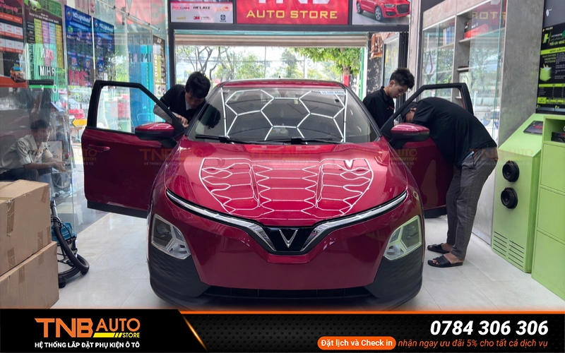 Lắp gập gương điện cho VinFast VF5 mang lại nhiều tiện ích thiết thực như tự động gập/mở gương khi khóa xe