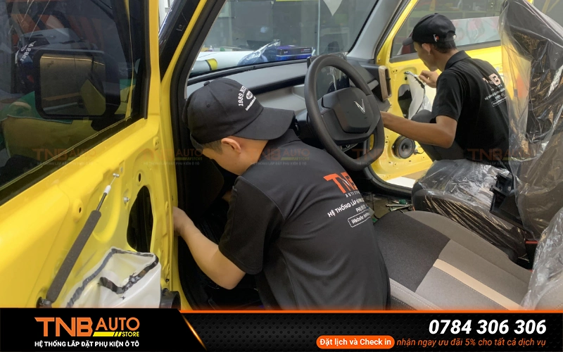 Hệ thống lắp đặt phụ kiện ô tô TNB Auto Store chuyên lắp đặt gương điện tử ô tô thông minh chính hãng với giá cực tốt 
