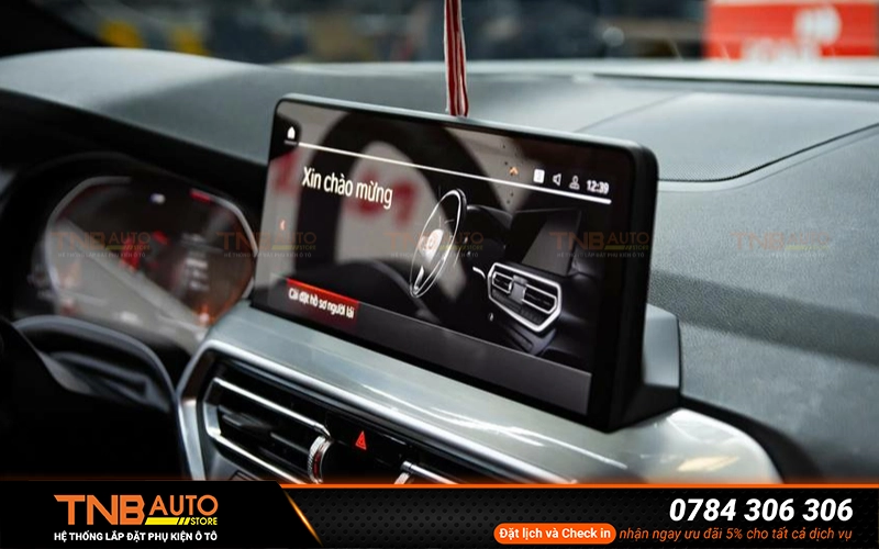 Bề mặt của lớp phim dán PPF nội thất BMW 320i được thiết kế mịn và có khả năng chống bám bụi bẩn, dầu mỡ, dễ vệ sinh 