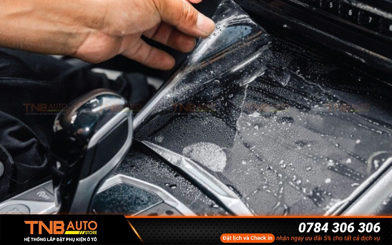 Dán PPF bảo vệ nội thất BMW 320i đóng vai trò như một "lá chắn" chắc chắn, bảo vệ hiệu quả những khu vực nội thất dễ trầy xước 