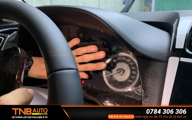 Dán PPF nội thất Hyundai Accent “xịn” bảo hành trọn đời 13 Dán PPF nội thất cho Hyundai Accent là giải pháp bảo vệ tối ưu giúp các chi tiết bên trong xe luôn giữ được vẻ đẹp như mới theo thời gian