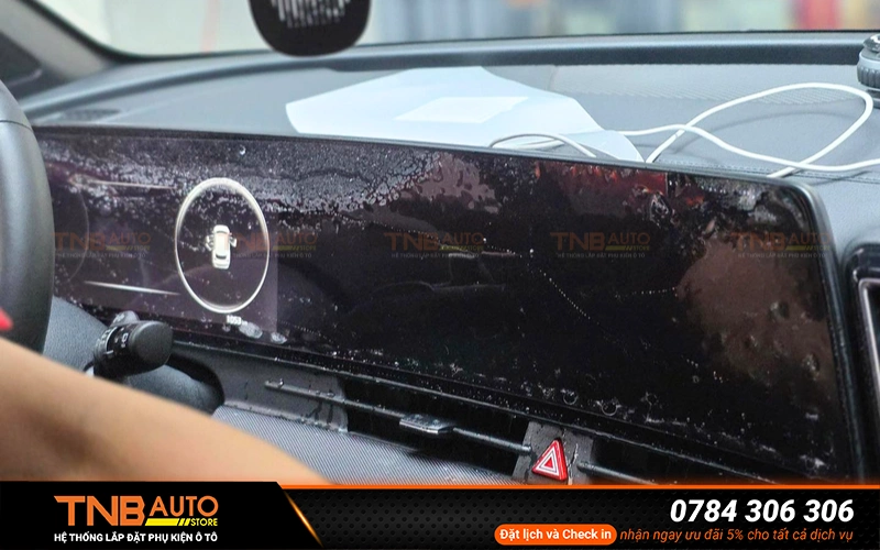 Dán PPF nội thất Kia Sonet tạo lớp màn bảo vệ bề mặt các chi tiết khỏi nhiệt độ cao, nắng nóng trực tiếp từ đó giúp tăng độ bền, tuổi thọ đáng kể
