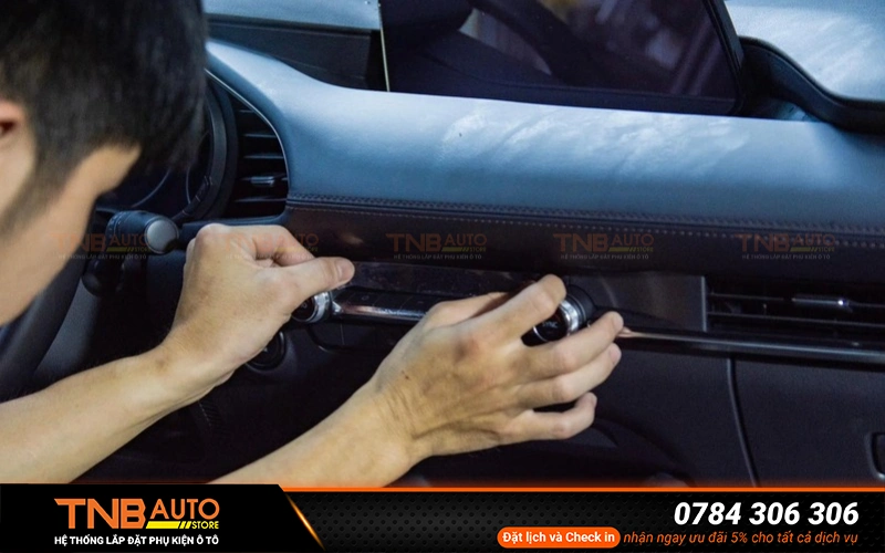 Dán PPF nội thất Mazda 6 chống trầy xước, bạc màu 15 Dán PPF bảo vệ nội thất Mazda 6 cao cấp tạo nên một lớp màng bảo vệ trong suốt, bám sát các bề mặt