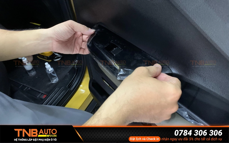 Dán PPF nội thất Mitsubishi Destinator chi tiết giá 17 PPF nội thất cao cấp sử dụng vật liệu TPU chất lượng cao hiện tượng ngả vàng xảy ra rất chậm và thường sau khoảng 4–5 năm sử dụng hoặc lâu hơn tùy thuộc vào điều kiện môi trường và cách sử dụng xe