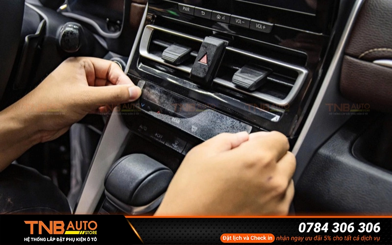 Dán PPF nội thất Mitsubishi Outlander cao cấp, chống trầy 12 Tư vấn cách chọn dán PPF nội thất Mitsubishi Outlander chất lượng