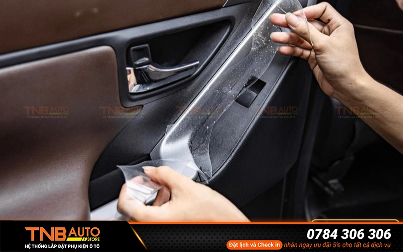 Dán PPF nội thất Mitsubishi Outlander cao cấp, chống trầy 10 Ưu nhược điểm của dán PPF nội thất Mitsubishi Outlander