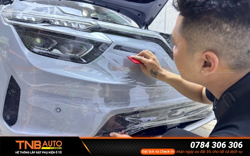 Dán PPF ô tô (Paint Protection Film) ngày càng được ưa chuộng đặc biệt với các dòng xe mới và xe cao cấp nhằm bảo vệ sơn xe khỏi trầy xước, đá văng, hóa chất và tác động từ môi trường