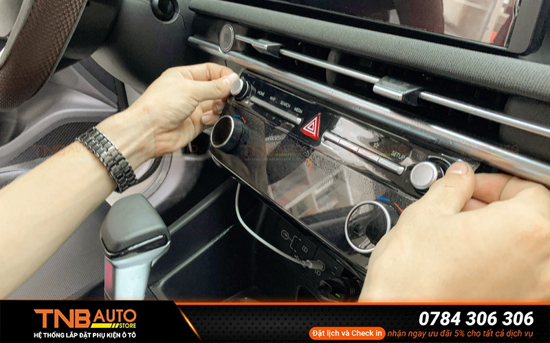 Nội thất ô tô rất cần dán bảo vệ bởi vì đây là những vị trí thường xuyên tiếp xúc và rất dễ gây ra trầy xước, bong tróc