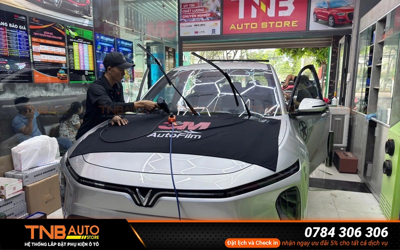 Hệ thống lắp đặt phụ kiện ô tô TNB Auto là một trong những địa chỉ dán phim cách nhiệt ô tô uy tín hàng đầu tại TP.HCM được đông đảo khách hàng tin tưởng lựa chọn trong nhiều năm qua
