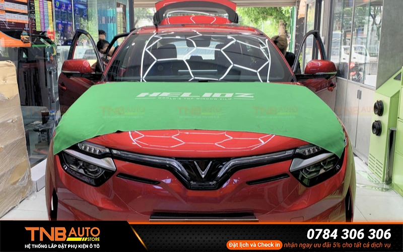 Phim cách nhiệt giúp giảm độ chói, hỗ trợ người lái nhìn rõ hơn từ đó tăng mức độ an toàn khi di chuyển