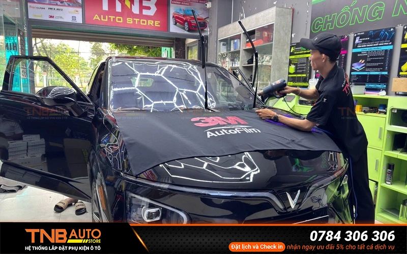 Phim cách nhiệt ô tô là một lớp màng mỏng polyester dày khoảng từ 2 - 4mil dán lên bề mặt kính lái, kính hông và kính hậu của xe ô tô