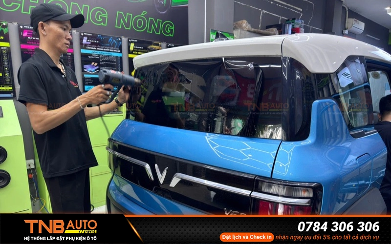 Lớp phim ngăn nhiệt xâm nhập vào bên trong xe chứ không chỉ dừng ở việc cản nắng nhờ đó hiệu quả chống nóng vượt trội so với các biện pháp khác