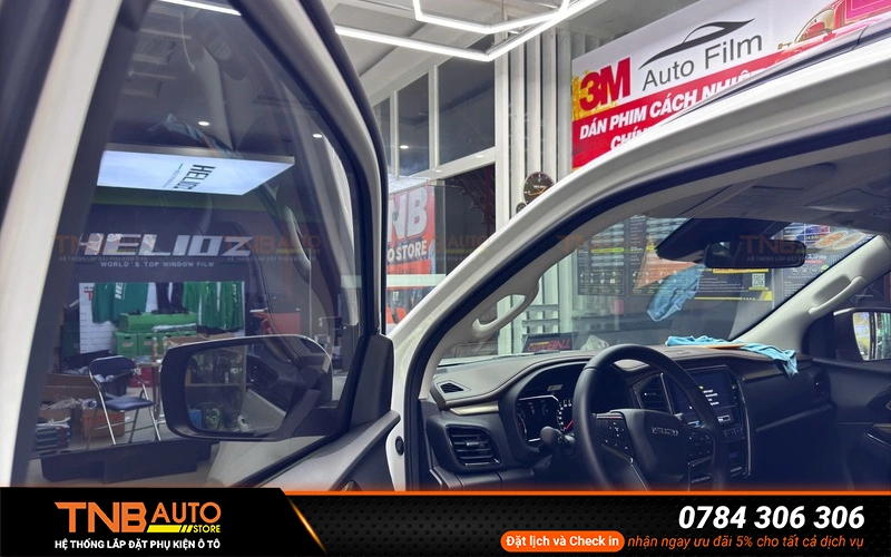 Kính lái xe sau khi dán phim cách nhiệt có độ truyền sáng phù hợp sẽ không làm tối bề mặt kính đảm bảo tầm quan sát rõ ràng