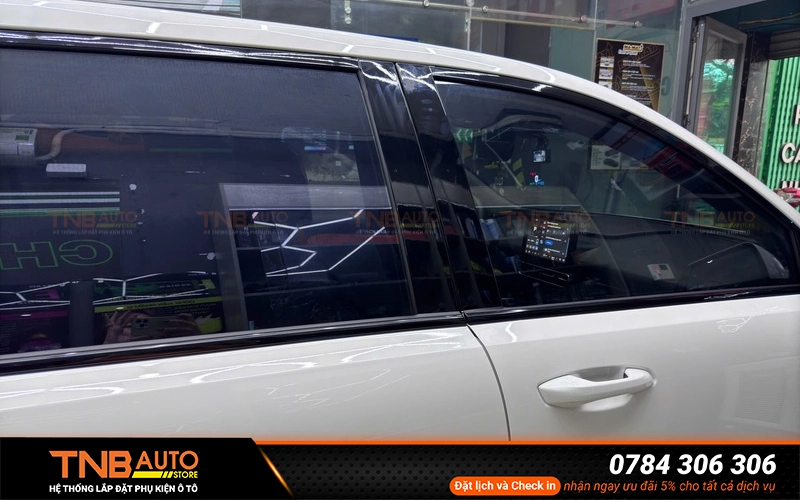 Bề mặt kính xe sau khi dán phim nhìn từ ngoài vào hạn chế tầm nhìn tạo cảm giác riêng tư cho người sử dụng