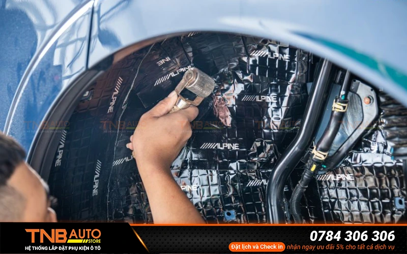 Dán cách âm ô tô Alpine được thiết kế nhằm tối ưu hiệu quả giảm ồn cho khoang lái giúp hạn chế tiếng động từ động cơ, gió, lốp xe và môi trường bên ngoài