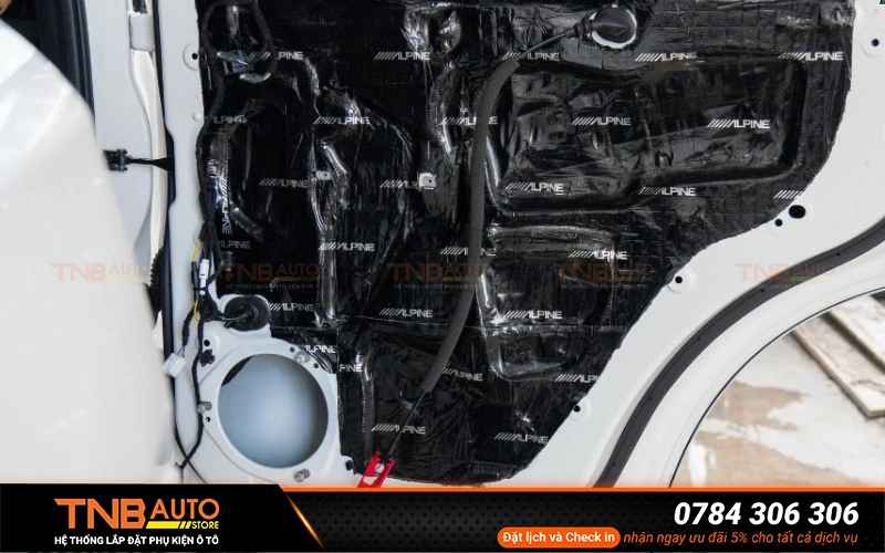 Cách âm Alpine có thể giảm 15 – 20 dB tùy vị trí lắp đặt từ cửa xe, sàn, trần đến hốc bánh
