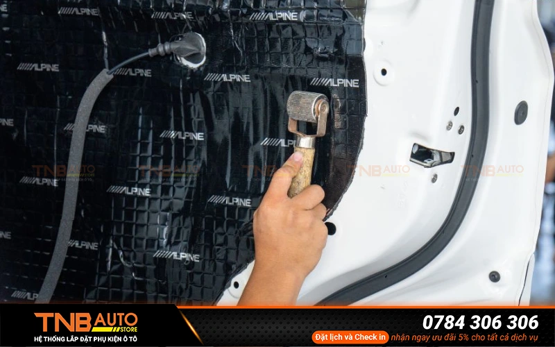 Quy trình dán cách âm ô tô Alpine hiệu quả, đúng chuẩn kỹ thuật